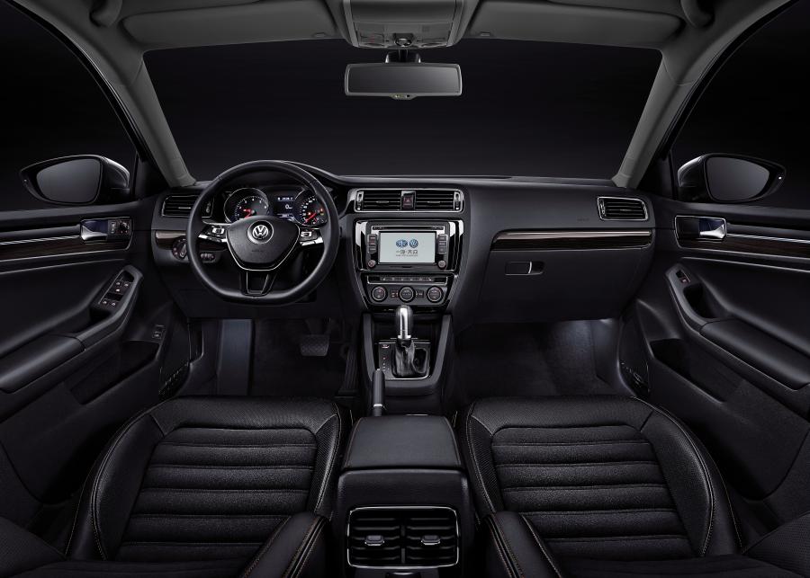 Торпедо Volkswagen Sagitar 2015 года  (фото 6 из 17)